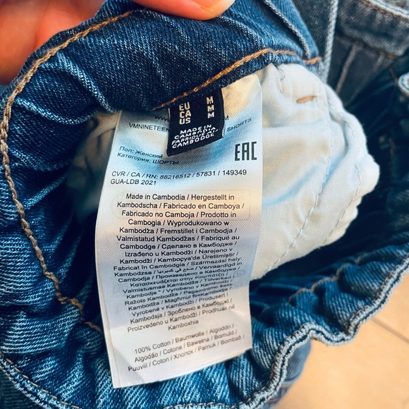 Vero Moda paperbag denim short - Picture 2 of 4